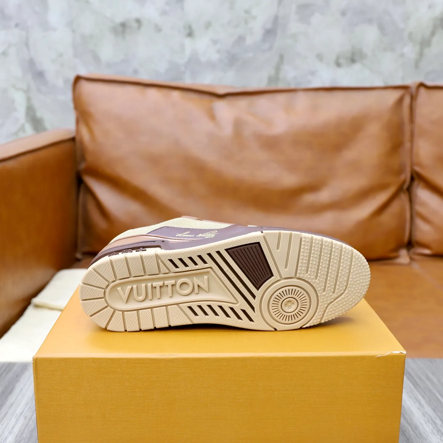 Ex-factory price: 780💰Original development, quality shipping, welcome to compare ❥❥❥❥❥❥LV sneaker series LV Trainer Maxi sneakers introduce the loose silhouette of the ready-to-wear series into the LV Trainer sneaker design written by Virgil Abloh, making an eye-catching appearance in the spring and summer men's wear shows. The cow leather upper is combined with rough fabric laces, and colorful beading highlights the brand's classic elements. LV letters mark the tongue and Monogram floral outsole. Mixed materials Made of first-layer cowhide, wrapped in imported custom-printed denim, thick shoelace design, large Monogram print on the side, "lv 54" badges on the tongue and heel, rubber outsole decorated with Monogram flowers, mesh lining and cotton feet, the comfort is as extreme as ever, premium heritage, quality first, worth owning! Size: 35-40 for women, 39-44 for men (custom-made sizes 38 and 45 are non-refundable)